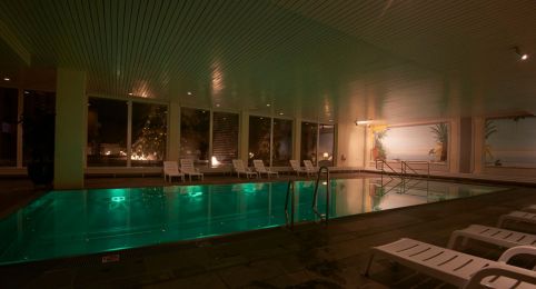 Hallenbad - Rancho bei Nacht